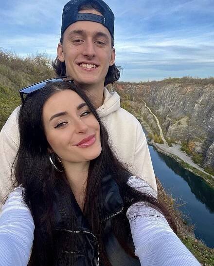 Už víc než půl roku randí s nejslavnější českou youtuberkou. Hokejista popsal, jak a kdy mezi nimi přeskočila jiskra