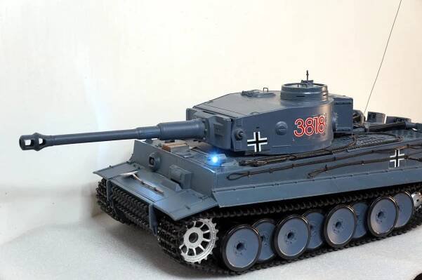 RC tank Heng Long Panzer Tiger-I 1:16 (jezdí,střílí,kouří,zvuky)