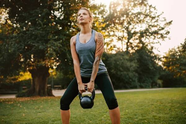 Kettlebell – vyskúšajte jednoduché kettlebell cviky pre ženy aj mužov