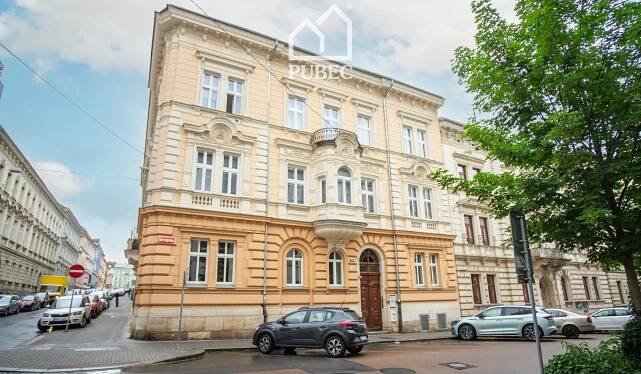 Prostorný byt 3+kk v historickém domě v centru Plzně | Pubec