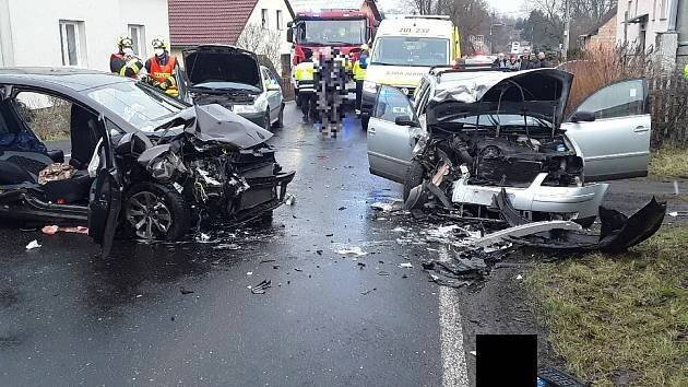 V Dolních Křečanech havarovala tři auta, hasiči museli jednoho člověka vyprostit