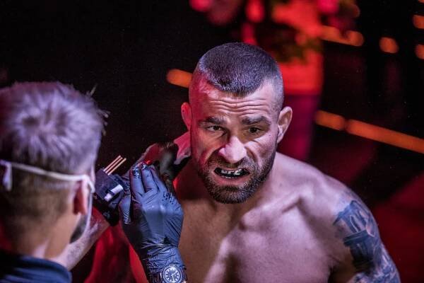 Pirát pálí, terčem je Vémola. Máš problém navážit do 84, knedlíčku. Máš hlavu jako televizor