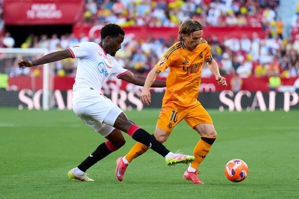 Manchester United need to sign a midfielder, and trust Kobbie Mainoo while they're at it 7