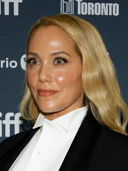 Soubor:Elizabeth Berkley at the 2024 Toronto International Film Festival (cropped).jpg – Wikipedie