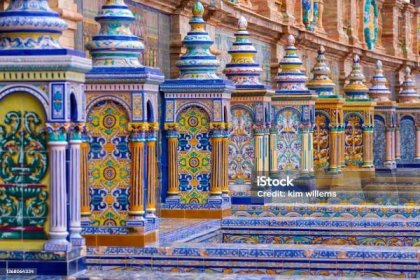 Typické keramické a barevné lavičky slavného španělského náměstí Plaza de Espana) v Seville. - Bez autorských poplatků Sevilla Stock fotka