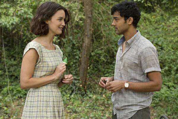 Láska na kari - Z filmu - Charlotte Le Bon, Manish Dayal