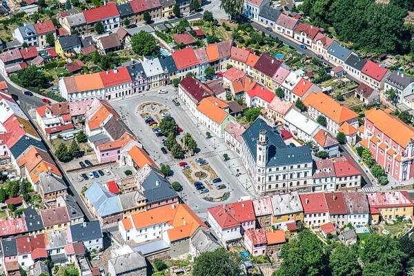 Úžasné pohledy na Kadaň, Klášterec i okolí nabízí nová kniha leteckých snímků