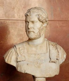Soubor:Emperor Hadrian Louvre Ma3131 n2.jpg – Wikipedie