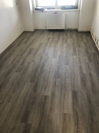 šedá vinylová podlaha