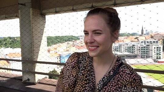 V novém seriálu v plavkách: Petra Nesvačilová šla do odvážných scén i s kily navíc a předvedla špíčky
