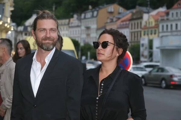 Madam Knoflíček? Čvančarová vytáhla po čase stejné šaty, jen barvu změnila!