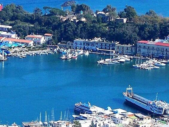 Ischia, přístav, kam zajíždí trajekty