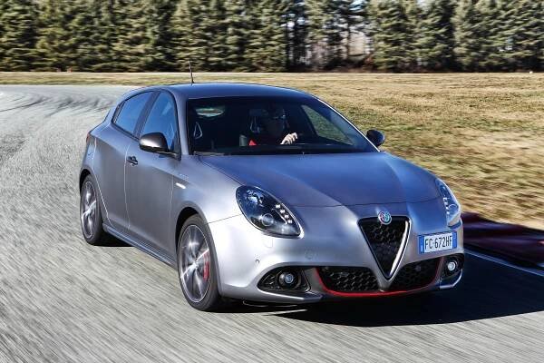 Alfa Romeo Giulietta: Podrobné specifikace vozidel & Interaktivní nástroj pro srovnání