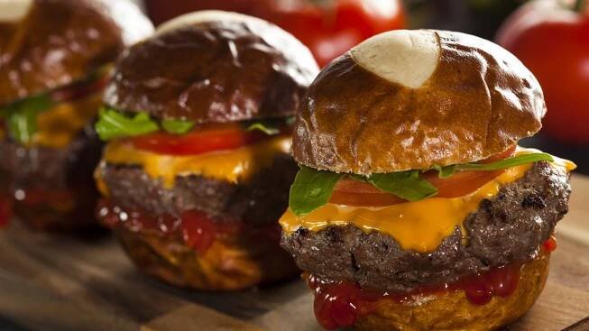 Zamotaná historie slova hamburger. Maso v housce je sice z Hamburku, ale zároveň jde i o šunku