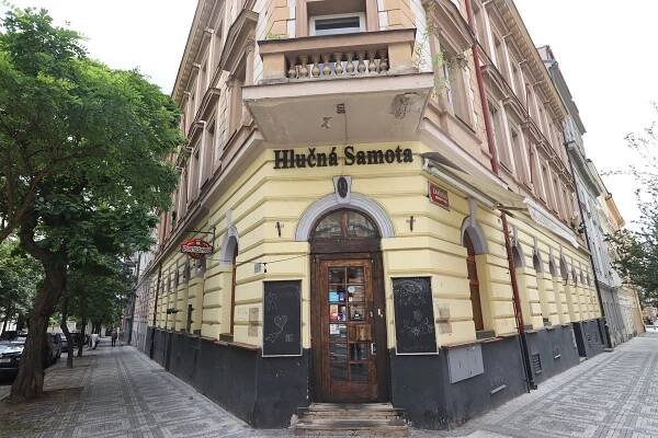 Vinohradská hospoda Hlučná samota má zavřeno, majitel se vytratil.