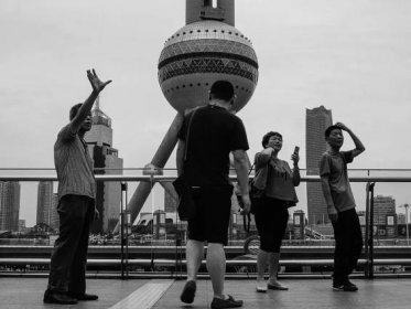 shanghai-pearl-tower-tourists