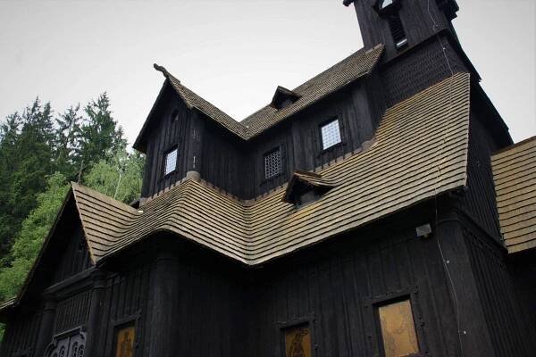 Členitá šindelová střecha - Dřevostavitel.cz