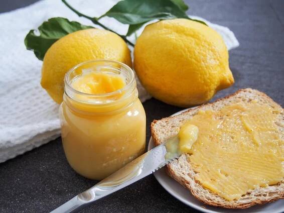 Lemon curd is a delicious spread to put on toast, but also a great ingredient in baking such as for tarts and on pavlova. Slightly sweet with a fantastic lemon zing, it's easy and delicious!