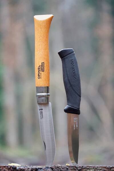 Größe des Opinel No. 12 im Vergleich zum Morakniv Companion.