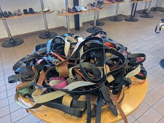 Second hand na Černé louce. Firma Marwil přivezla tisíce kusů použitého oblečení