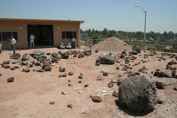 Soubor:Sojourner at JPL Mars Yard 02.jpg