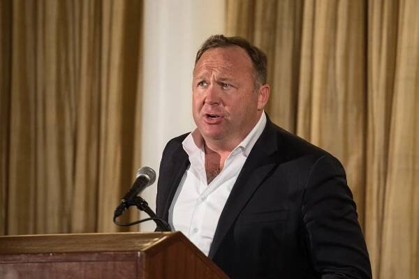 Konšpirátor Alex Jones musí vyplatiť obetiam svojich lží odškodné