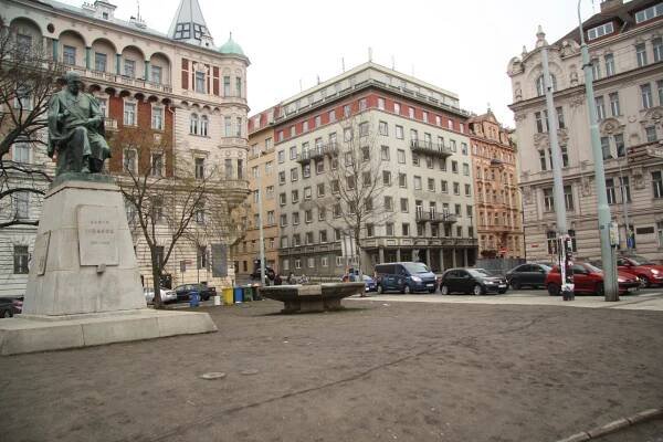 Ostudný stav Jiráskova náměstí. Praha slibuje nápravu několik let, blýská se na lepší časy?