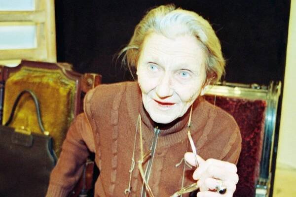 Bába Tutovka milovala tlusté maso a rum. Přesto byla křehkou ženou a při objímání se jí lámala žebra