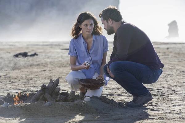 Phoebe Tonkin and Joshua Jackson in a scene from "The Affair".