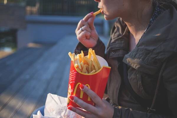 Happy Meal je tu už 40 let, McDonald’s o víkendu nabídne retro hračky