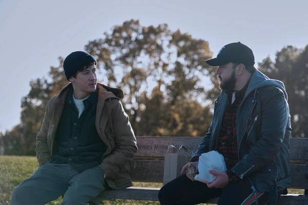 Fotka: Alex Sharp jako Will Downing a John Bradley jako Jack Rooney v Problému tří těles