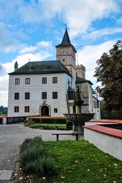Fotografie - Kašna před vstupem do Hradu Rožmberk - 19.09.2013