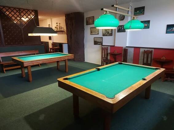 Bowling a kulečník s pizzou, burgery, řízky či kuřecími paličkami i pivy až pro 8 osob