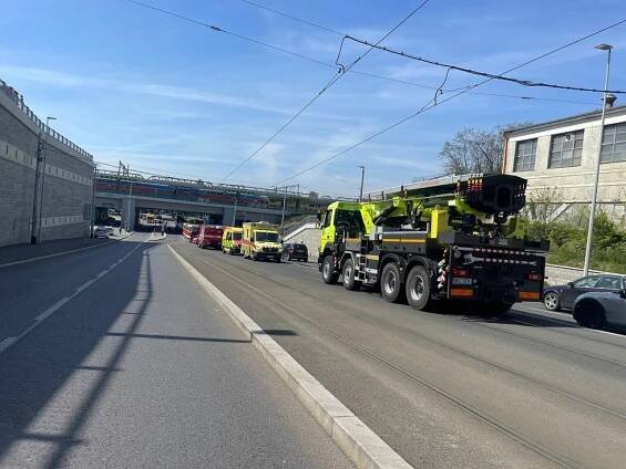 Velká nehoda ve Strašnicích: 10 zraněných při nehodě autobusu a tramvaje!