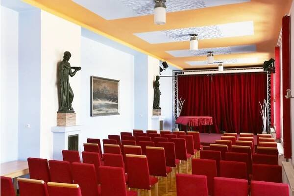 Lidé se v divadle v Hronově mohou podívat i do orchestřiště či do zvukařské kabiny