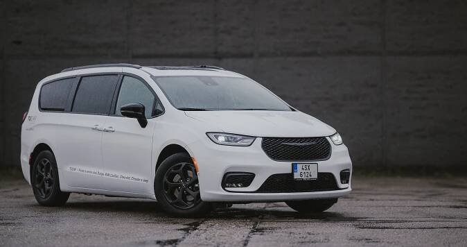 Rodinný Chrysler Pacifica je z druhu, který v Evropě skoro vymřel. Jako amerika žrát nemusí, ale i tak je to něco za něco