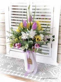 Jarní dekorace na stůl - v bílé váze - s fréziemi, narciskami, tulipány a  maceškami | Zdobené věnce na dveře, dekorace na stůl bytové doplňky a dárky.