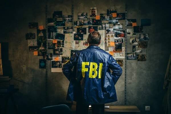 Mature FBI agent works on a case alone, South_agency