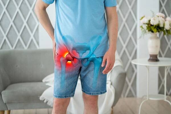 dysplazie kyčelního kloubu, zánět kloubů, muž trpící bolestmi doma, pánevní osteoartróza - kyčel část těla - stock snímky, obrázky a fotky