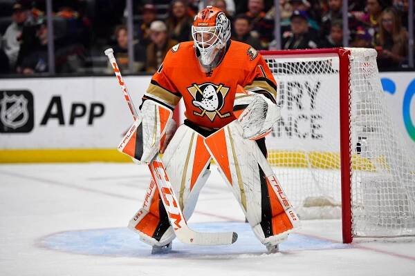 Povzbuzení pro Dostála. Český brankář byl v NHL vyhlášen nováčkem měsíce