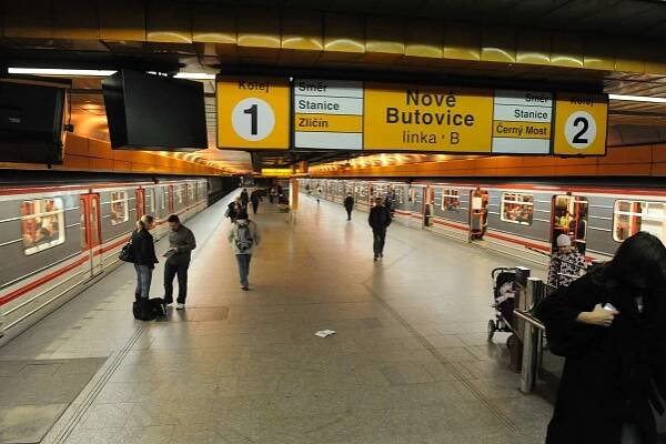 Pád muže pod metro zastavil provoz mezi Zličínem a Smíchovem