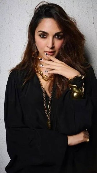 Kiara Advani's Striking Red and Black Ensemble Redefines Bold Fashion