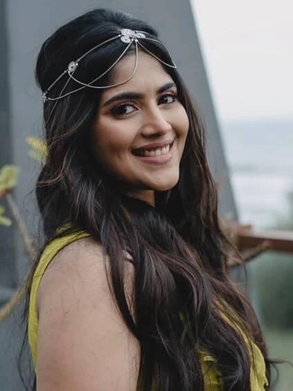 Attractive looks of Megha Akash