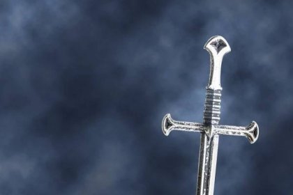 tajemný a magický středověký meč / rytířský zbrojní meč, stříbrná rovná čepel, dvousečná zbraň, jednoruční, křížová (křížová) rukojeť. gotické černé pozadí s rozptylem kouře - šermíř - stock snímky, obrázky a fotky