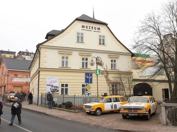 Výstava dokumentuje historii autobusové dopravy