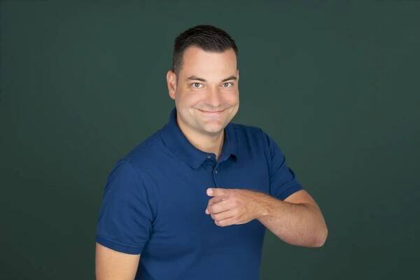 Daniel Wagner vor grünem Hintergrund