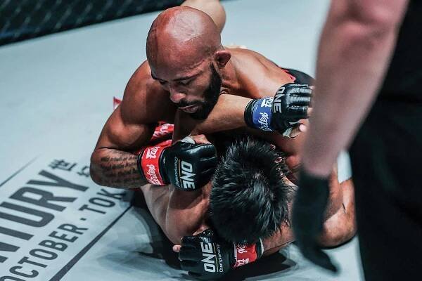 Miguel Torres Vs Demetrious Johnson Wallpaper