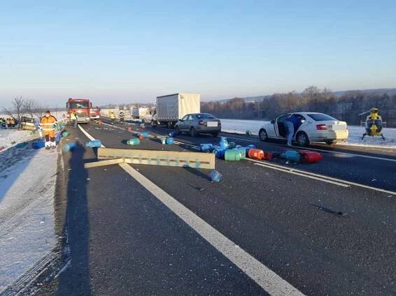 Tah na Moravu zasypaly propan-butanové lahve, pro řidiče letěl vrtulník