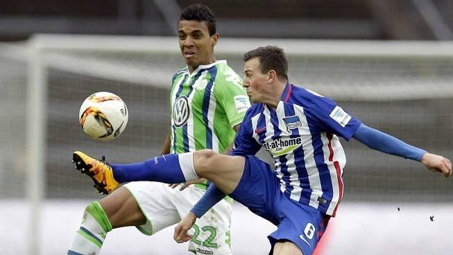 "Ich will, dass die Leute denken: Der kann Fußball spielen": Vladimir Darida (vorn, im Duell mit Wolfsburgs Luiz Gustavo) prägt das Spiel der Hertha.