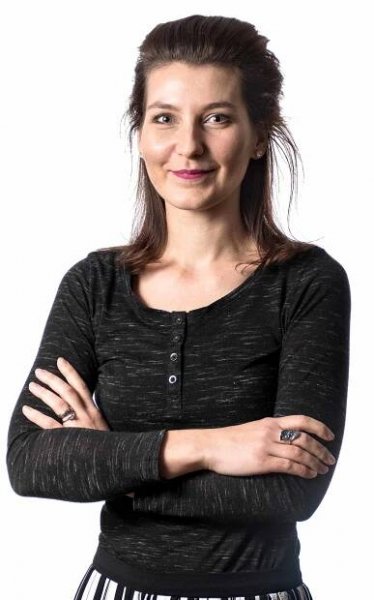 jana-krajcovic-cela-postava